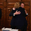 Fransa Cumhurbaşkanı Macron’dan Merkel’e onur nişanı: Bana çok şey öğrettiğiniz için teşekkür ederim