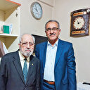 Üstat Sezai Karakoç kırık gözlüğünü telle tuttururdu