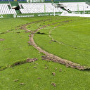 Stadyum görevlilerini şoke eden görüntü: Çim üzerinde drift yaptılar