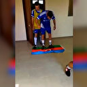 Hocavend'de Ermeni futbolcular sahaya Azerbaycan bayrağına basarak çıktı