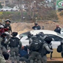 İşgalci İsrail güçlerinin zulmü devam ediyor: Engelli adamı ve gazeteciyi darp ettiler