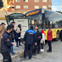 Eyüpsultan'da İETT otobüsü durağa daldı