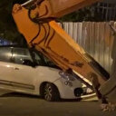 Beşiktaş’ta inanılmaz kaza: İş makinesinin kolu otomobilin üzerine düştü