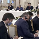 Bu fotoğraf damga vurdu: Tek tek not aldılar