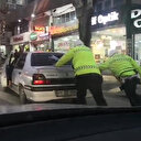 Amasya’da polisler yolda kalan sürücüye aracını iterek yardım etti