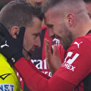 Hakem maçtan sonra gözyaşlarına boğuldu: Futbolcular soyunma odasında teselli etti