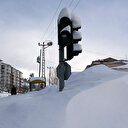 Tek katlı evler ve yön levhaları kardan kayboldu