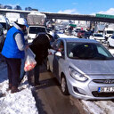 Avcılar'da TEM gişelerinde bekleyenlere çorba ve sarma dağıtıldı