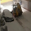 Küçükçekmece'de karda kapanan yollarını kendi iş makinesiyle temizledi