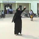 Hindistan'da Müslüman öğrenci başörtüsüyle okula girmesini istemeyenlere tek başına böyle direndi