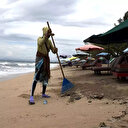 Endonezya’da gelgit dalgaları insanları denize sürükledi: 11 ölü