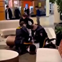 ABD polisi kavga eden iki gençten siyahi olanın üzerine atlayıp ters kelepçe takıyor