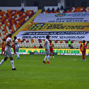 Yeni Malatyasporlu futbolcular maça protesto ile başladı