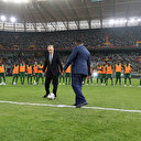 Cumhurbaşkanı Erdoğan Senegal'de sahaya indi: Türk şirketlerin yaptığı stadyumda başlama vuruşunu yaptı