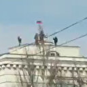 Ukrayna'nın Kakhovka şehrinde belediye binasına Rus bayrağı çekildi