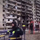 Ukraynalı çocuk Rus saldırısı sonucu kullanılmaz hale gelen binanın önündeki parkta oynarken görüntülendi