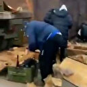 Kiev'de halka Rus birliklerine karşı şehir savaşı için cephane dağıtılıyor