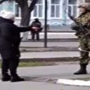 Ukraynalı kadın Rus askerinin karşısına dikildi: Silahları ve bombaları bırakın