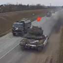 Kiev’e ilerleyen Rus tankları SSCB bayrağı taşıyor