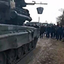 Ukrayna'da halk gövdelerini siper ederek Rus tanklarını durdurdu