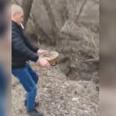 Evinin yanında bulduğu mayını ağzında sigarasıyla ormanlık alana taşıyan Ukraynalı