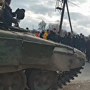 Ukrayna'da silahlanan siviller Rus tankını durdurdu