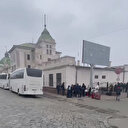 Kiev’den tahliye edilen Alman Hindu ve diğer yabancılar binebilmek için Chermontsy’de Türkleri bekleyen otobüslerin kapısını çalıyor