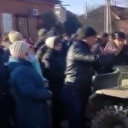 Ukrayna’da halk Rus tankının önünü keserek milli marş okudu