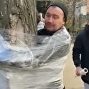 Ukraynalılar yağmacı Rus vatandaşını streç filmle ağaca bağladı