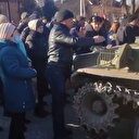 Ukrayna’da halk Rus tanklarının önünü kesti
