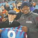 83 yaşındaki Trabzonspor taraftarı Halit Aygün Nwakaeme ile buluştu