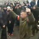 Ukrayna'nın Konotop şehrinden Rus askerlerini Ukraynalı sivillerden korunmak için el bombası taşıdılar