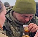 Ukraynalı kadınlardan teslim olan Rus askerine yemek: Gözyaşlarına boğuldu