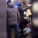 Ukraynalılar Rus zırhlılarının önüne yatarak geçişine izin vermiyor