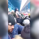 Annesinin bindiği trene elden ele ulaştırılmaya çalışılan küçük çocuğun o anları izleyenleri duygulandırdı