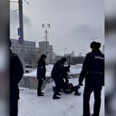 Rus polisi savaş karşıtı göstericiyi eşinin yanında coplayarak gözaltına aldı