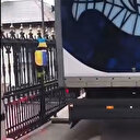 İrlanda'da Rus Büyükelçiliğinin kapısı kamyonla kırıldı