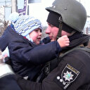 Ukrayna'dan ayrılan küçük çocuğun polis olan babasıyla vedası duygulandırdı