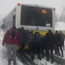 Küçükçekmece'de vatandaşlar yolda kalan İETT otobüsünü böyle itti