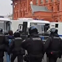Moskova’daki sokak röportajında Ukrayna Savaşı’nı destekleyen de karşı çıkan da kamera kayıttayken gözaltına alındı