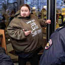 Ünlü Rus ressamın oğlu kendini Mc Donald’s’ın kapısına kelepçeledi