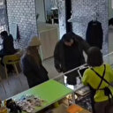 Rusya'nın Donetsk’te sivil yerleşimleri vurduğu anlar bir kafenin kamerasına yansıdı