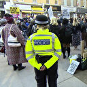 Londra'da siyahi kıza ayrımcılık: Polisler tarafından çıplak olarak arandı