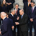 NATO aile fotoğrafı çekiminde samimi kareler