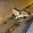 Sultanbeyli’de araç kanala uçtu: Kazayı sıyrıkla atlattı