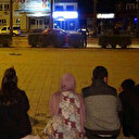 Adana'daki polis uygulamasında ilginç görüntü: Film izler gibi izlediler