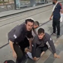 İşgalci İsrail güçleri gözaltına aldığı esnada Filistinli gencin boynuna diziyle çöktü