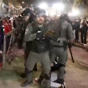 İşgalci İsrail polisleri yere yatırdıkları Filistinli genci copla darbetti