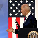 ABD Başkanı Biden boşlukla tokalaştı