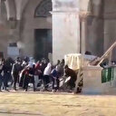 Filistinli gençler işgalci İsrail polisine taşlarla direnmeye çalışıyor